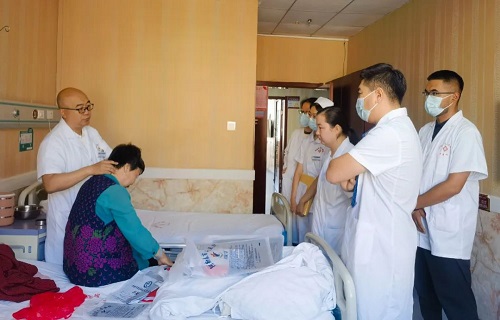 两赴边疆秉仁心，全心守望铸天山