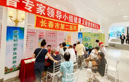 健康服务零距离，农博园义诊暖民心